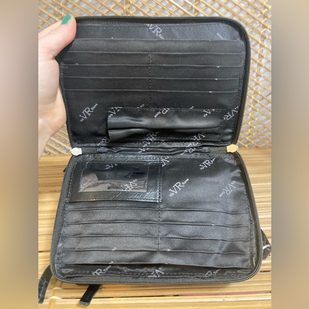 🦋3 For $30🦋Via Roma Black Leather Crossbody Bag - Picture 5 of 12